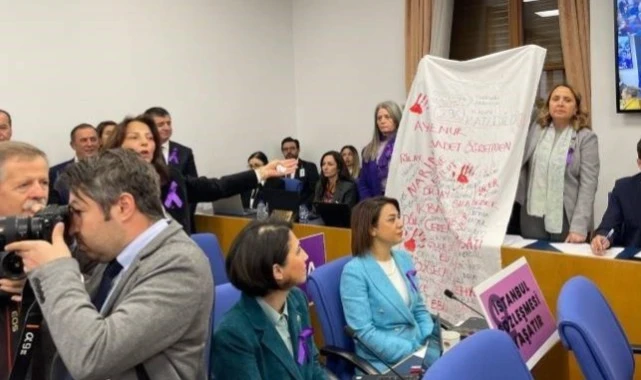 CHP'li Vekillerden Aile Bakanı'na Kefenli 'Kadın' Protestosu