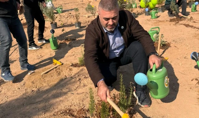 İYİ Parti Bayraklı İlçe Teşkilatı, Yamanlar Dağı'nda Ağaçlandırma Çalışmasına Katıldı