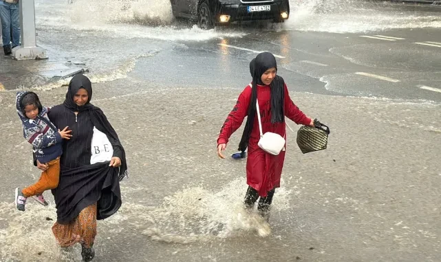 İzmir'i sağanak vurdu: İş yerlerini su bastı, vatandaş zor anlar yaşadı