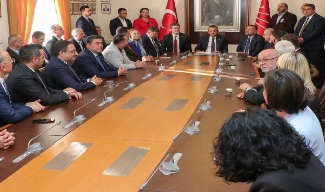 Özel İzmir heyetiyle buluştu: Destek mesajı verdi