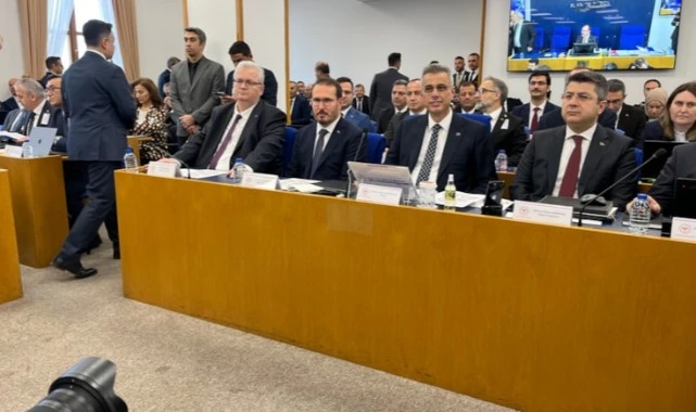 ‘Sırıtmaya gelmişsin, istifa etmen için daha ne gerekiyor’