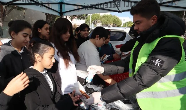Başkan Kırgöz'den öğrencilere simit ve ayran ikramı