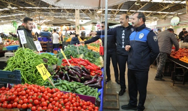 Bayraklı zabıtasından pazar yeri denetimi 