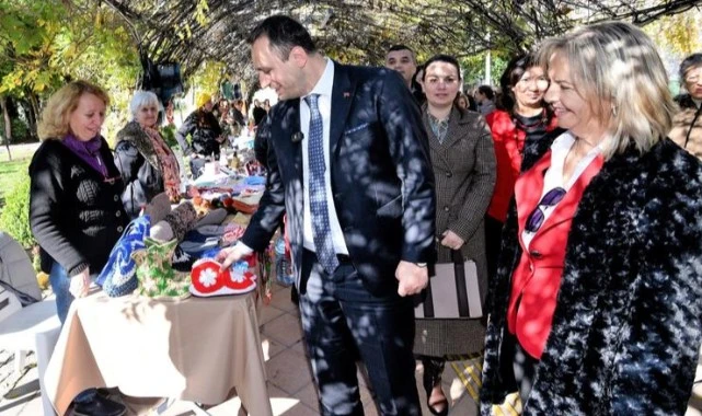 Bornova’da yılbaşı ruhu el emeği ürünlerle canlanıyor