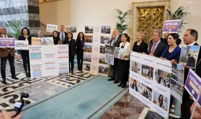 DEM Parti'den kayyumları protesto etmek için Meclis'te eylem