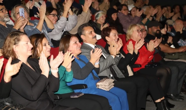 Dikili Belediyesi Tiyatro Topluluğu ilk oyunuyla perdeyi açtı 