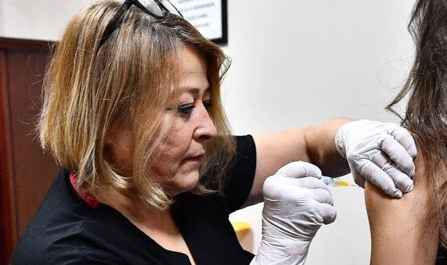 Kadınlar, ilk doz aşılarını yaptırdı