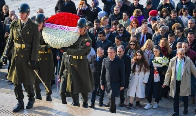 Özel, engellilerle Anıtkabir’e gitti: Fırsat eşitliği vurgusu yaptı