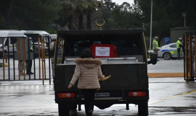 Şehit Teğmen Dut'un naaşı İzmir'de; kardeşi, cenaze aracının peşinden koştu