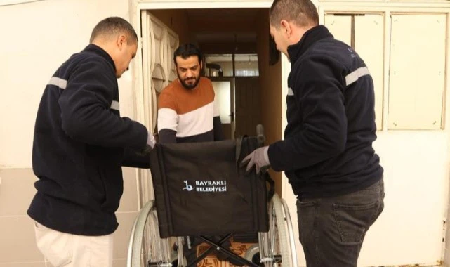 Bayraklı Belediyesinden engelli vatandaşlara tekerlekli sandalye