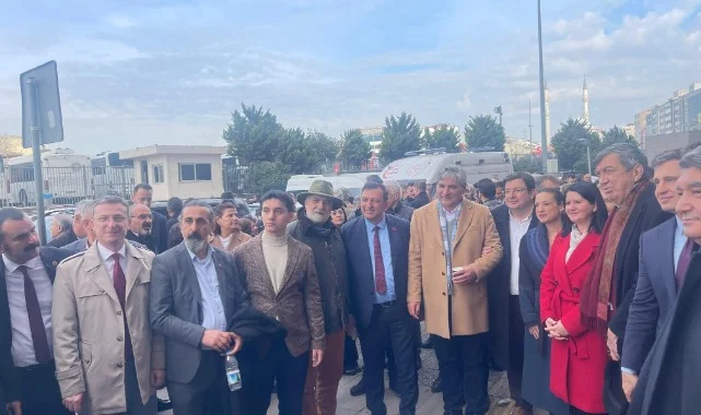 İzmir'den İmamoğlu'na destek: Çağlayan Adliyesi'ne gittiler