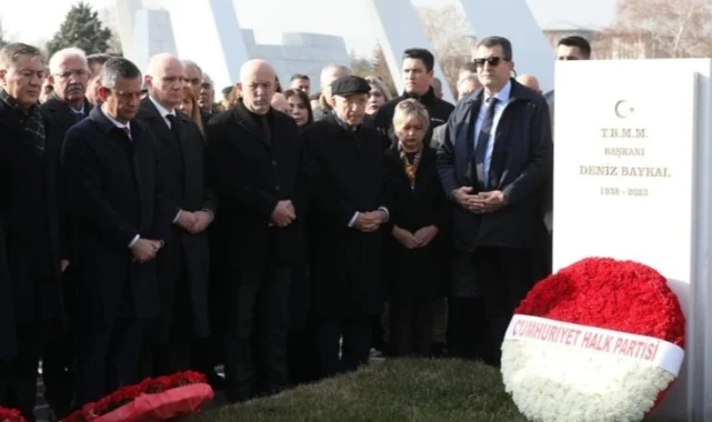 Deniz Baykal'ı anma töreninde bir kişi eksikti!
