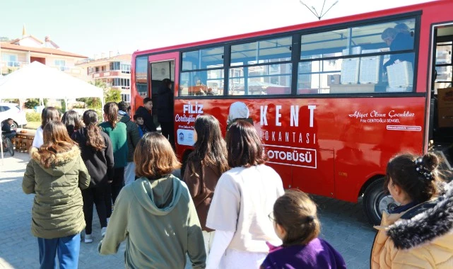 Efes Selçuk’ta öğrencilere Gıda Dayanışması ve Öğrenci Otobüsü desteği