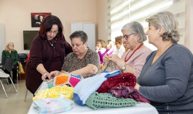 Konak’ın ileri yaş kursiyerleri sevgi köprüsü örüyor