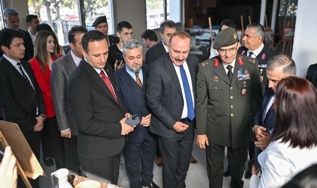 Bornova’da 18 Mart coşkusu ve şehitlere saygı
