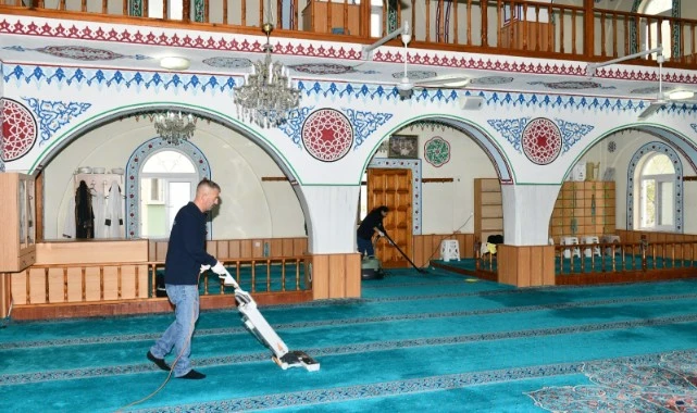 Çiğli Belediyesi’nden Ramazan Bayramı Öncesi Camilere Temizlik