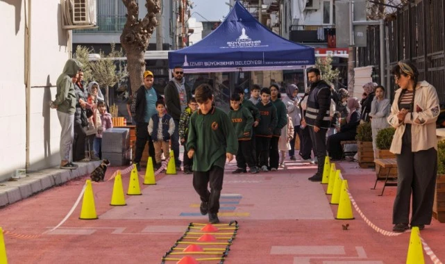 “Güzel İzmir” neşeli çocuklar
