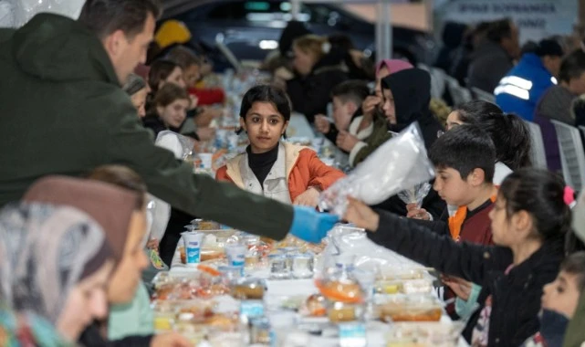 İzmir'in dayanışma sofrası Bayraklı'da kuruldu