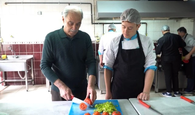 Akıncılar Huzurevi Sakinleri Liseli Aşçılarla Yemek Yarışması Yaptı