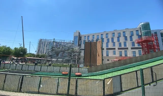Acıbadem Hastanesi, Çiğli'de çocukların oyun alanını ele geçiriyor!