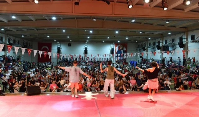 Çiğli’de 19 Mayıs coşkusu dans gösterisiyle zirve yaptı