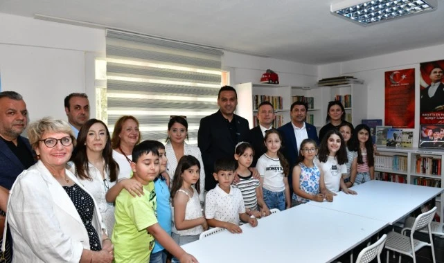 Çiğli'de cumhuriyet ışığını taşıyan mahalle kütüphanesi açıldı