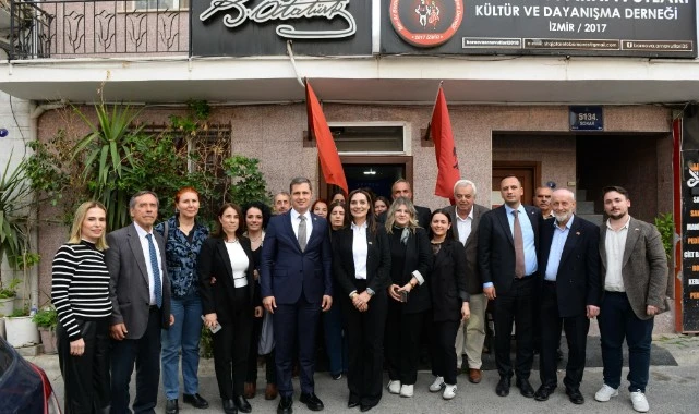 Deniz Yücel ve Başkan Eşki Bornova Arnavutları Derneği’nde hukuksuzluklara karşı dayanışma mesajı verdi
