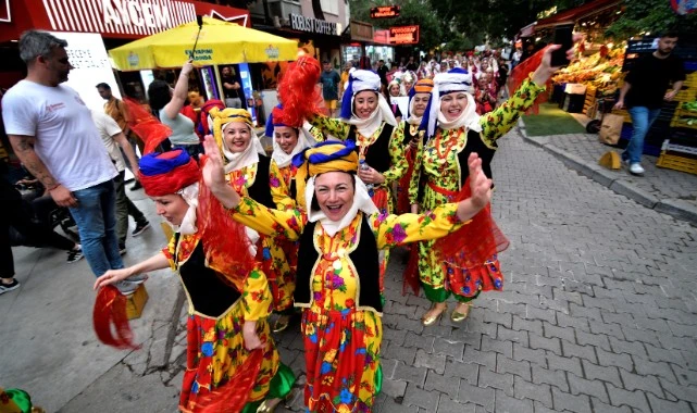 Halk Dansları Festivali sokaklara taştı!