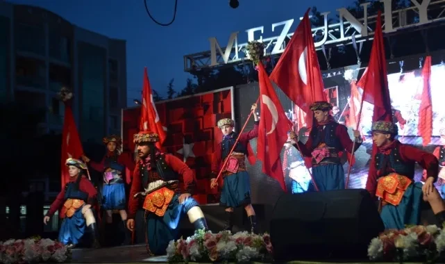  Zübeyde Hanım Eğitim Kurumları'nın mezuniyet töreni göz kamaştırdı 