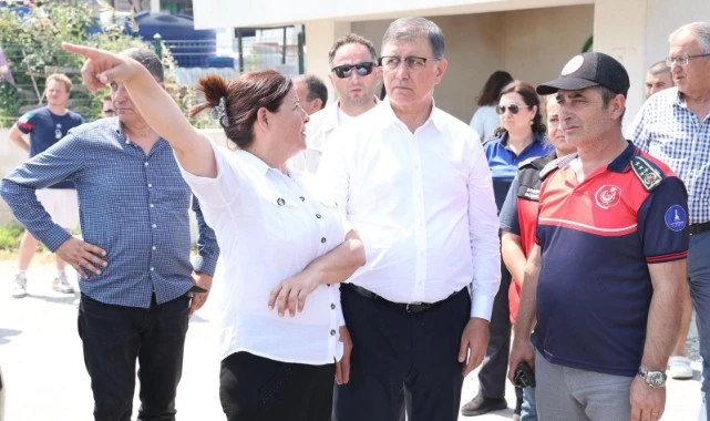 Başkan Tugay Foça'da yangın bölgesinde