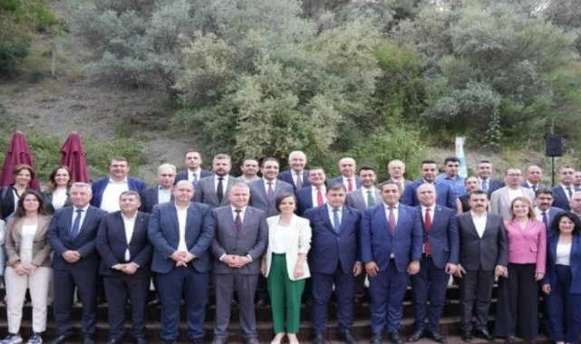 Kritik dava öncesi belediye başkanlarından Özel'e destek: Karanlığa teslim olmayacağız