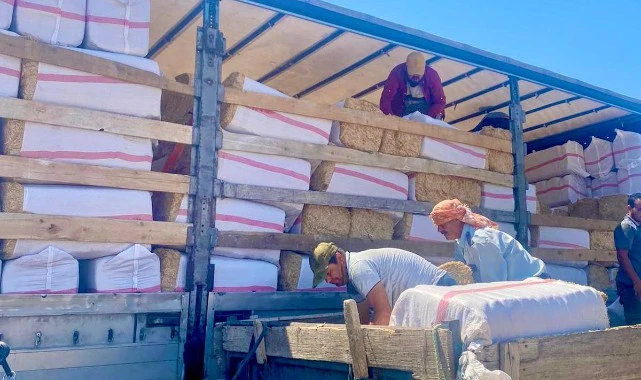 Urla Belediyesinden Zeytineli’ne 19 Ton Saman Desteği