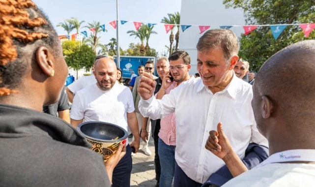 İzmir’in geleceğini anlatan sergi “İz’in Peşinde Şehrin İçinde” açıldı