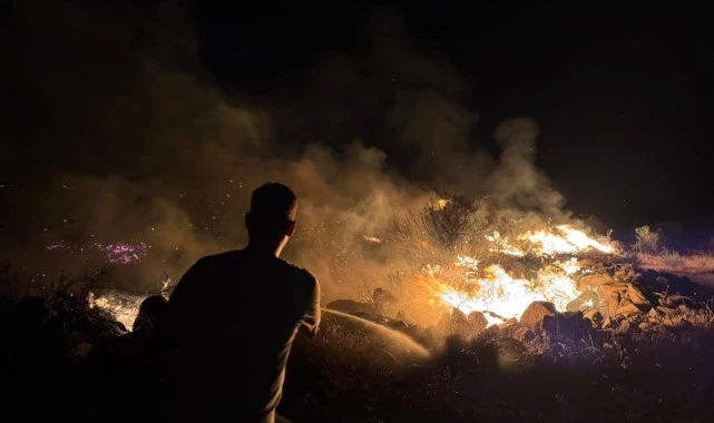 İzmir İtfaiyesi Buca'da başlayıp Gaziemir'e ulaşan yangına karşı siper oldu