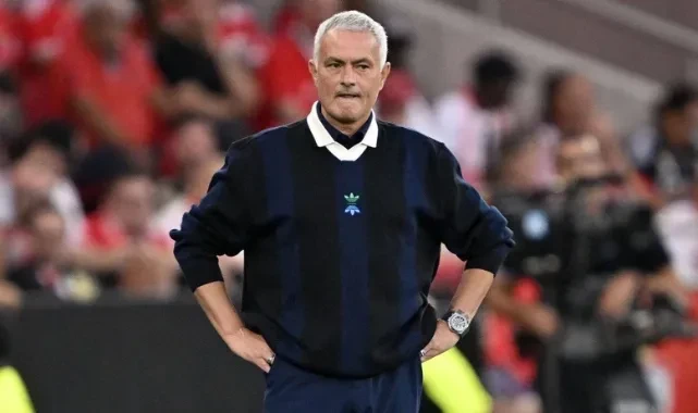 Maçın Önüne Geçti! Mourinho'nun Giydiği Kazağın Fiyatı Ortaya Çıktı