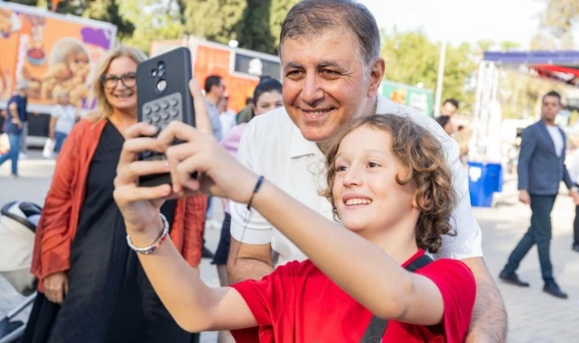 Başkan Tugay 94. İEF’de çocukları misafir etti