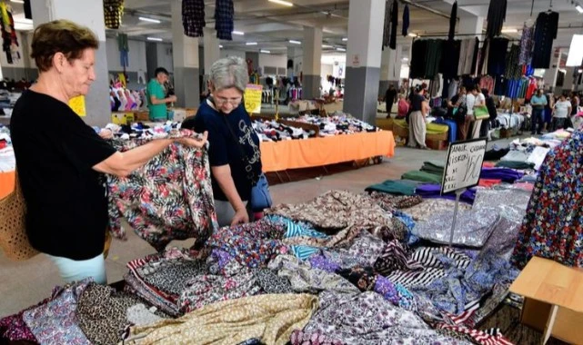 Bornova’da Kıyafet Pazarı büyük ilgi görüyor