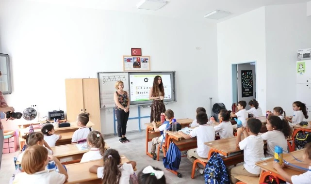 Çeşme Belediyesi’nden ilkokula başlayan öğrencilere hoş geldin hediyesi