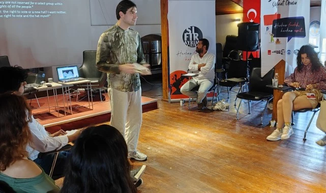İsveç Milletvekili Castro, Gençlerle “Başka Bir Siyaset Okulu’nda Buluştu