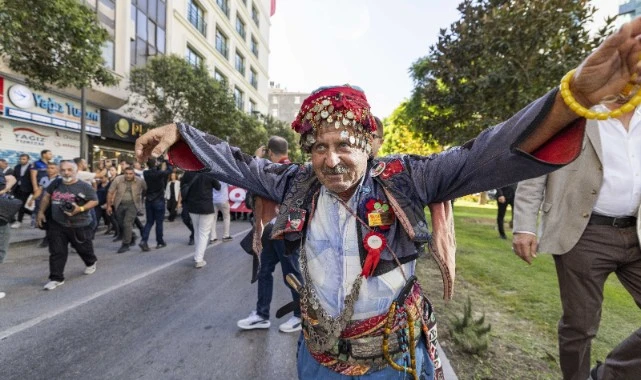 İzmir’de Geleneksel Zafer Yürüyüşü