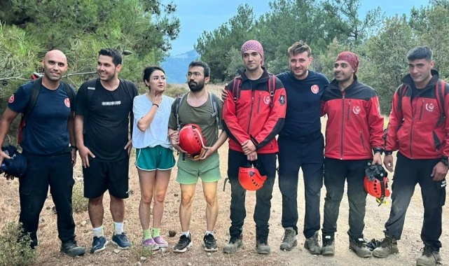 İzmir İtfaiyesi kayalıklarda mahsur kalan üç genci kurtardı