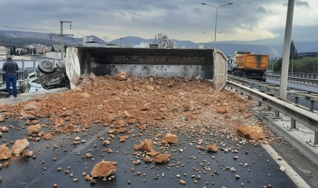 İzmir İtfaiyesi kaza sonrası viyadükte asılı kalan tır şoförünü kurtardı