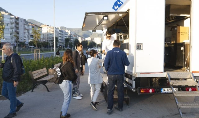 Balçova Belediyesi’nden Soğuk Havaların Gönül Isıtan Dokunuşu: Metro Durağında Çorba İkramı
