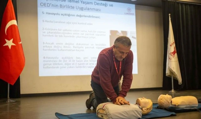 Bornovalı muhtarlara hayat kurtarmayı öğreten eğitim