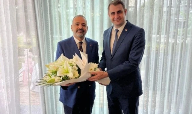 CHP İzmir'de devir-teslim töreni
