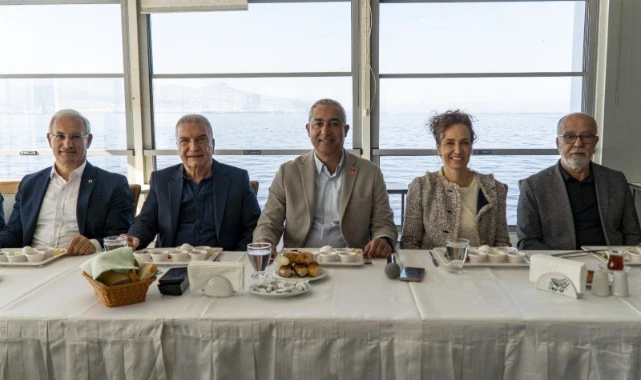 CHP Karşıyaka’da delegelerden Güçlü’ye yetki, Aslanoğlu’na destek!