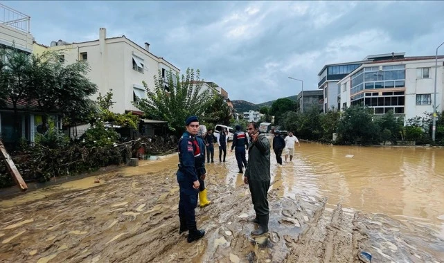 Foça'da sağanak hayatı olumsuz etkiledi