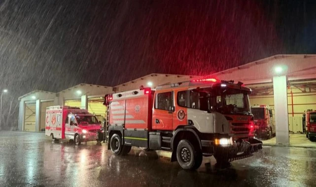 İzmir İtfaiyesi deprem sonrası destek için Sındırgı’da