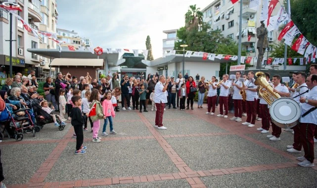 Karşıyaka’da 7’den 77’ye Cumhuriyet coşkusu!
