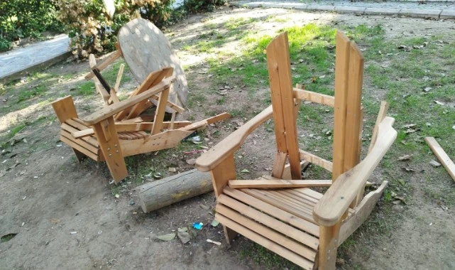 Konak Belediyesi'nin baştan sona yenilediği parktaki banklar paramparça edildi